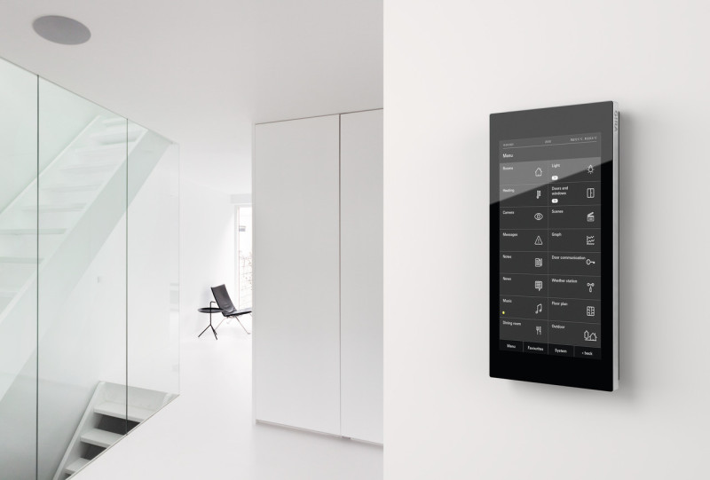 G1 schwarz Screen HSQC Nightmode EN Milieu Treppe Glas Schrank ISOcoatedv2 300